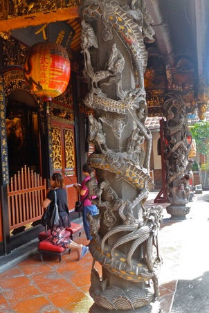 Dragon pillar in Bao-An Temple