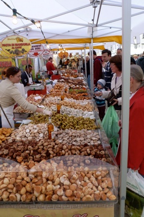 Pasta di Mandarola, marzipan cookies